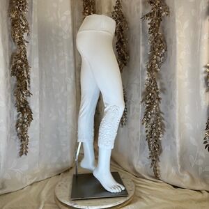 The Sweatshirt Project White Cropped crochet trim Capri Pants Women's Size Small